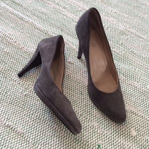 ELLEN TRACY Suede Pumps